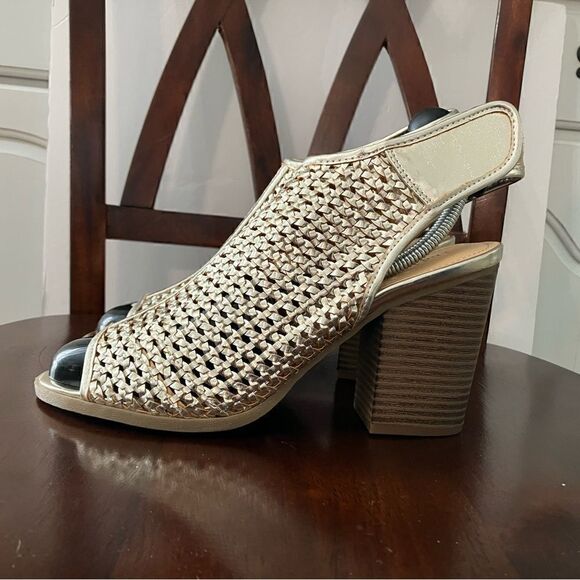 Gold Woven Block Heel Open Toe Sz 8  Indigo Rd Irpeele - Picture 1 of 13